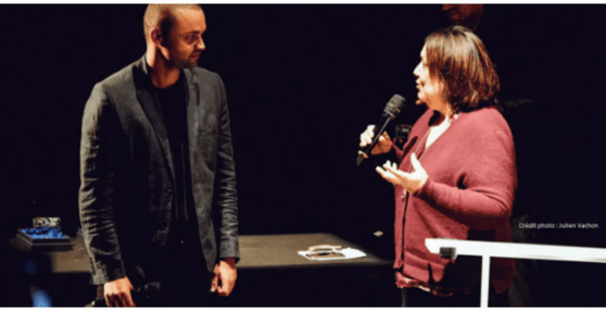 Photo de la remise des prix Filme ton quartier montrant Nilou Soyeux qui fait une intervention orale au micro