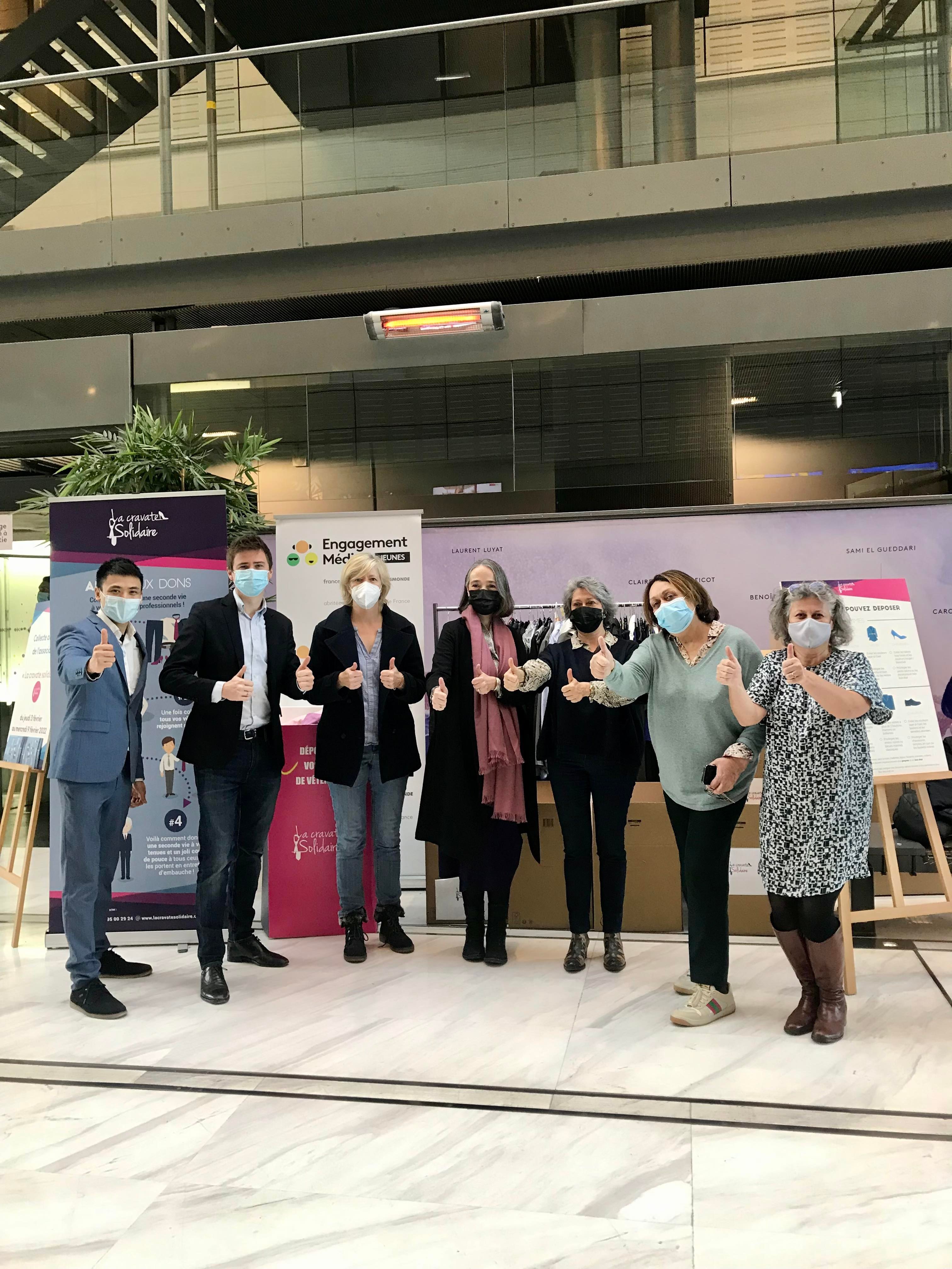 De gauche à droite, Vincent Lim et Nicolas Graziel (La Cravate Solidaire), Nathalie Pavageau en communication interne, Delphine Ernotte Présidente-Directrice générale de France Télévisions, Melvina Mestre Déléguée générale adjointe FEMJ, Nilou Soyeux Déléguée générale FEMJ, Valérie Boutet assistante de la Fondation.